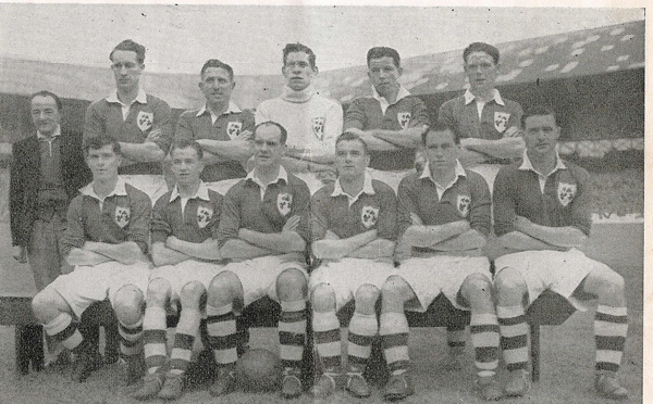 L'Irlanda che sconfisse l'Inghilterra nel 1949: Con Martin è il primo in piedi.